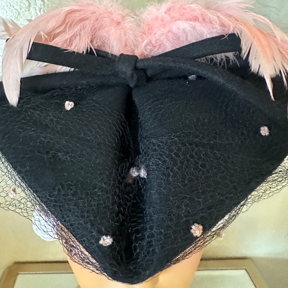 GLAMOROUS 1940s\' BLACK FELT HAT WITH POIINTY FRONT + PINK FEATHERS & DOTTED VEIL main image 5